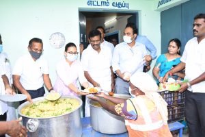 உணவு வழங்கும் அமைச்சர் மற்றும் ஆட்சியர்கள்...