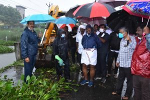 கொட்டும் மழையில் ஆய்வு...